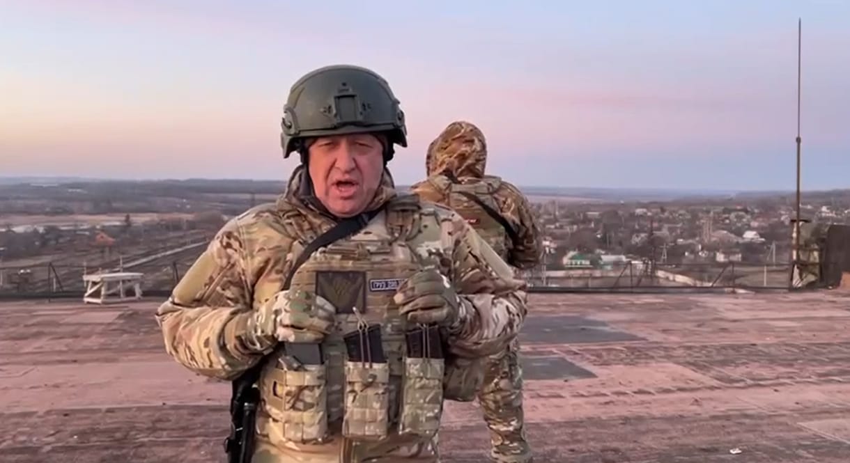 Helyszíni videón jelentette be a Wagner-főnök, hogy körbezárták Bahmutot, Kijev szerint hazudik