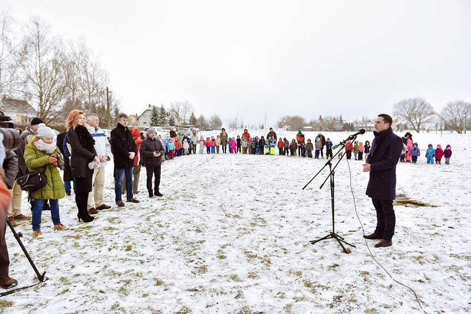Hóban és hidegben hallgatták a veszprémi fideszest a kisgyerekek