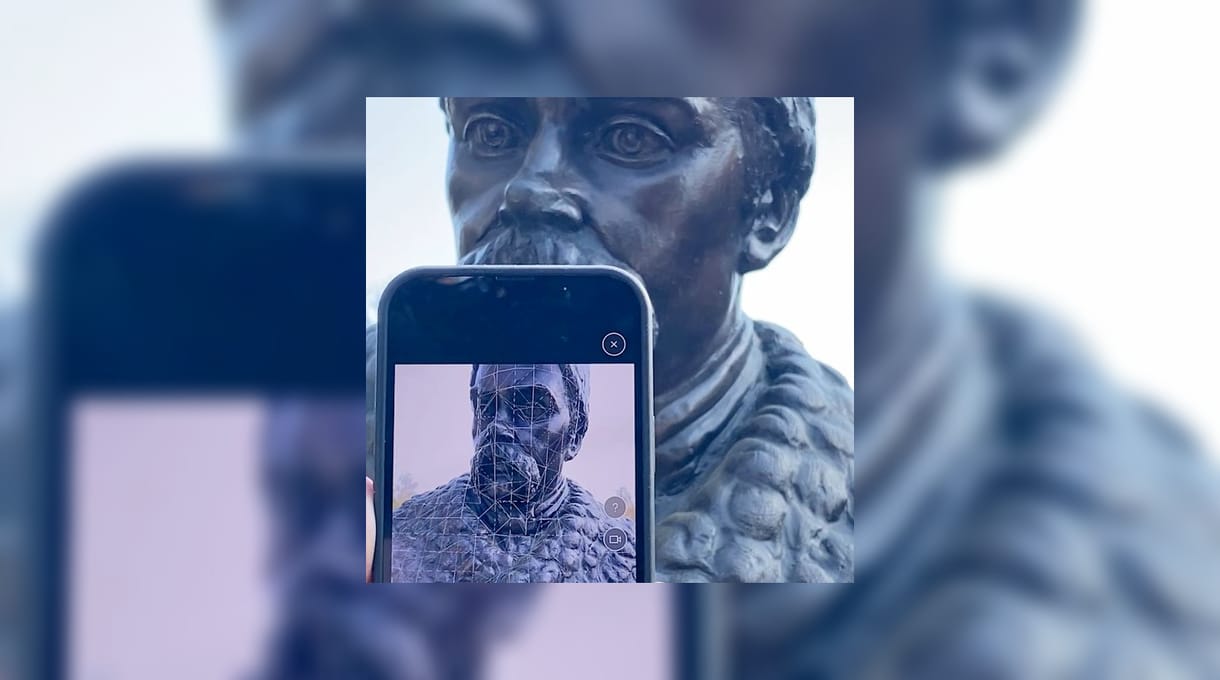 Sorra kapják elő telefonjaikat az ukránok – így mentik át múltjukat a jövőnek