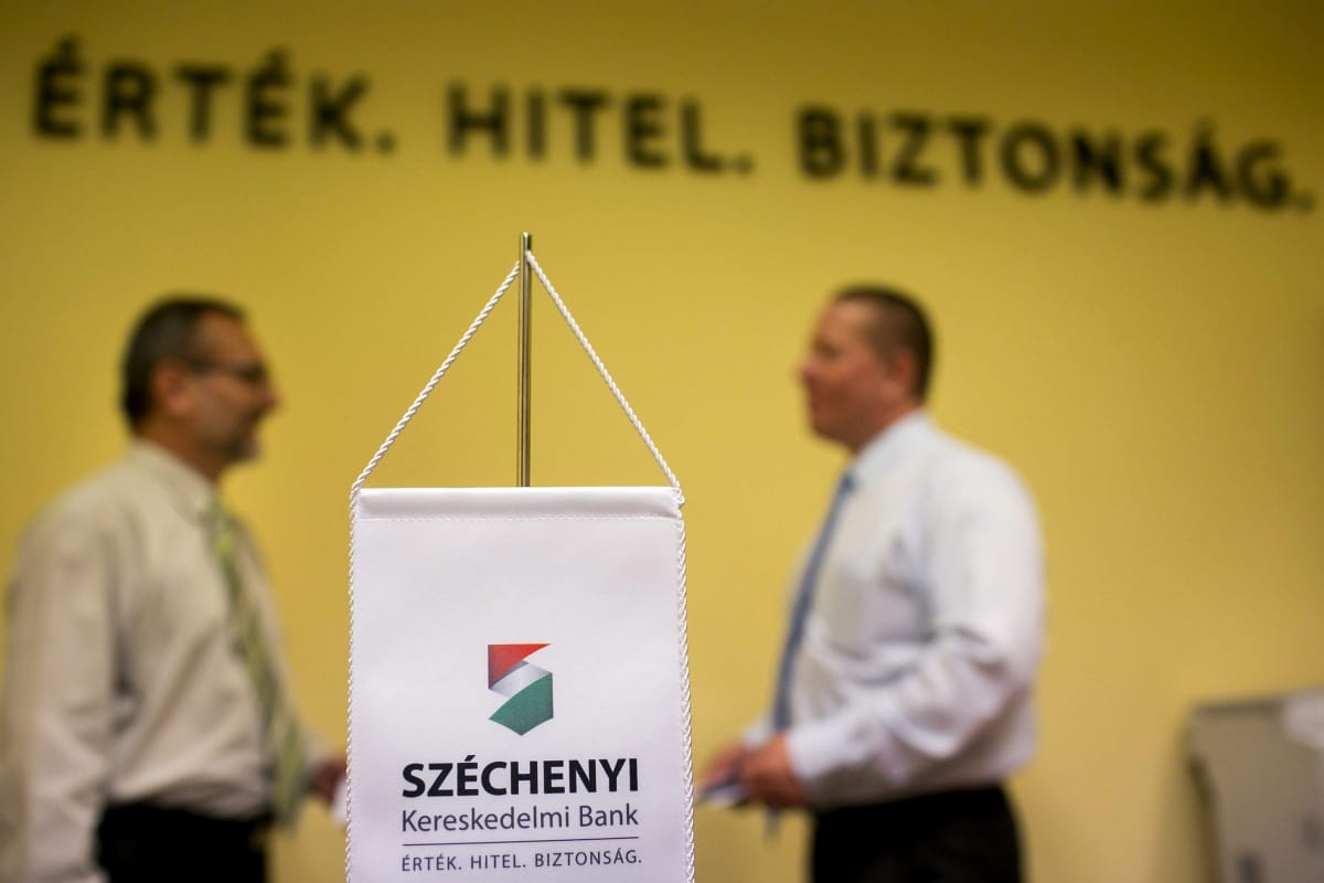 Áll a bál Töröcskei bankjánál: lefejezik a vezérkart