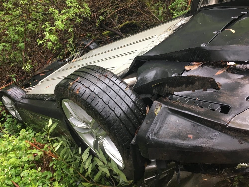 150 méteres szakadékba zuhant a Tesla Model S, de a sofőrnek szinte semmi baja sem lett