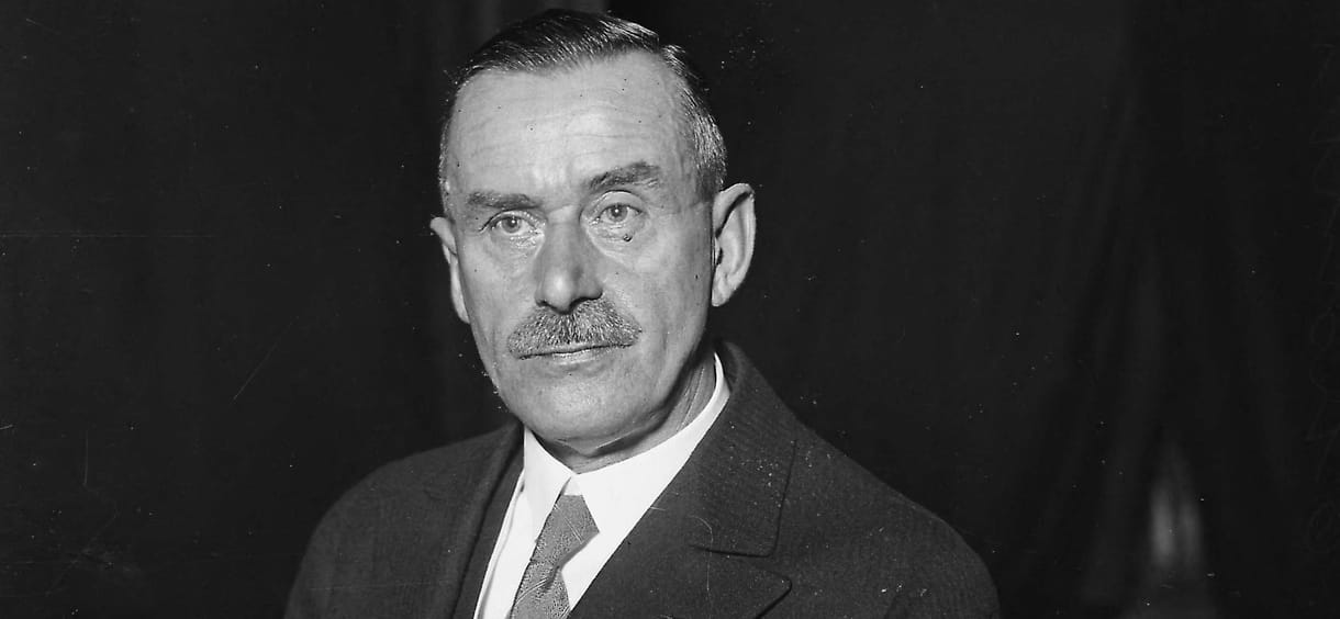 Egy gyilkosság állította örökre a demokrácia mellé – 150 éve született Thomas Mann, aki utolsó németországi fellépésével is vihart kavart