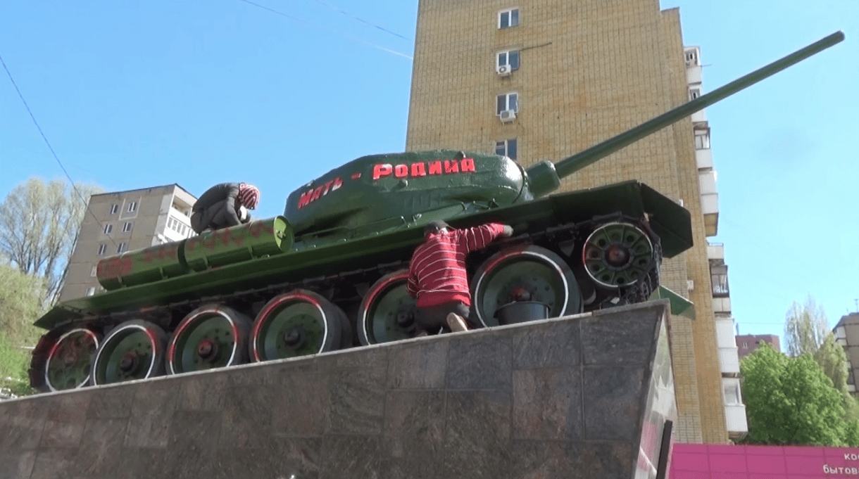 Nem tetszett a tank színe, megrongálta az emlékművet