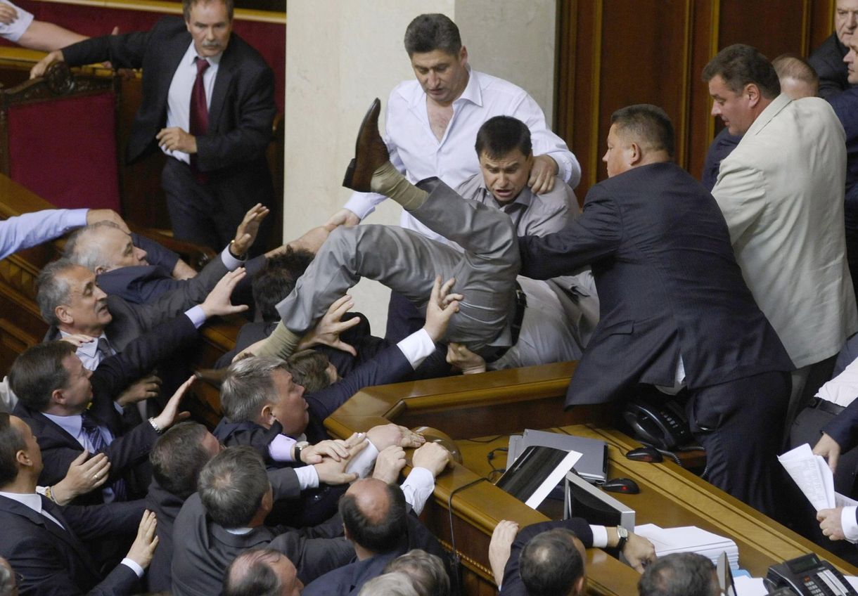 Fotók: véresre verték egymást az ukrán parlamenti képviselők
