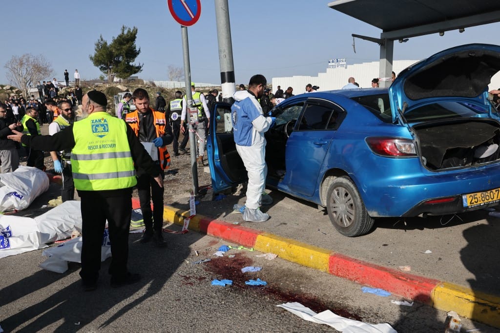 Buszmegállóba hajtott egy autó Jeruzsálemben, egy gyerek is van az áldozatok között