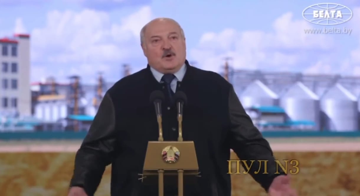 Lukasenka kifakadt: édes gyermekeként szerette Zelenszkijt, de kígyót melengetett a keblén