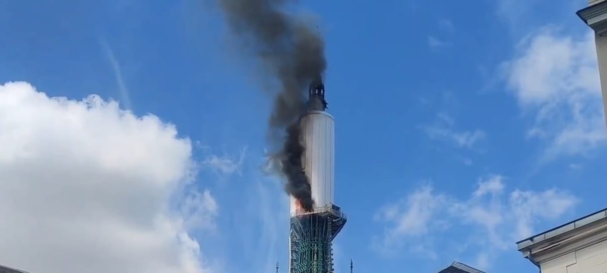 Kigyulladt a franciaországi Rouen székesegyházának főtornya – videó