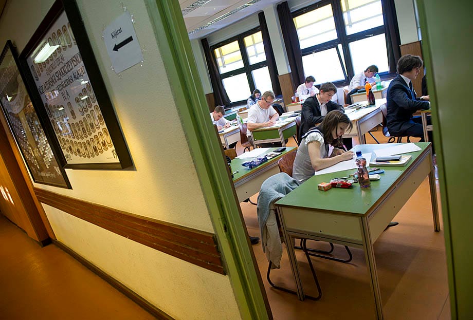 Pénteken kezdődnek a középiskolák központi írásbeli vizsgái