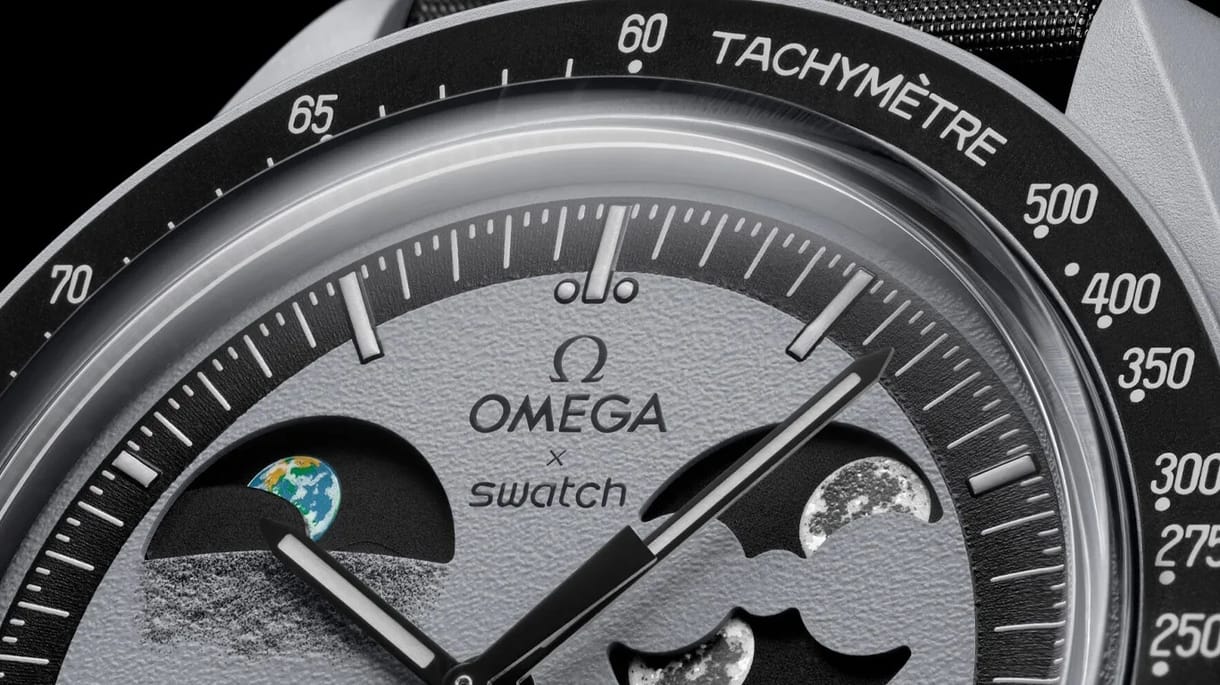 Soha nem látott megoldással jön a Swatch új órája, a fél világot lázba hozó MoonSwatch-széria legújabb darabja
