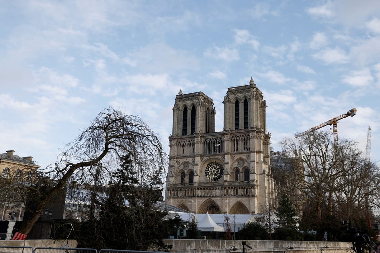 Ejtőernyővel ugrott le egy férfi a párizsi Notre-Dame tetejről - videó