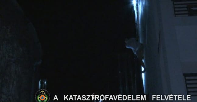 Videó: részeg turistát kellett lehozni egy VIII. kerületi tűzfalról