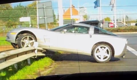 Ilyen, amikor szalagkorláton landol egy Corvette - videó