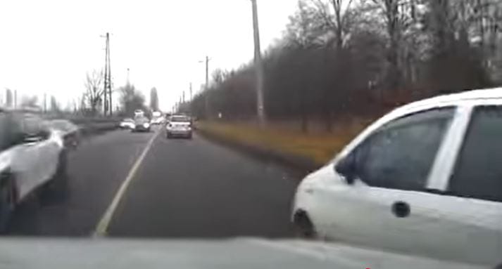 Áthajtott a piroson, majd harcolni kezdett a Jászberényi úton egy szabályszegő sofőr