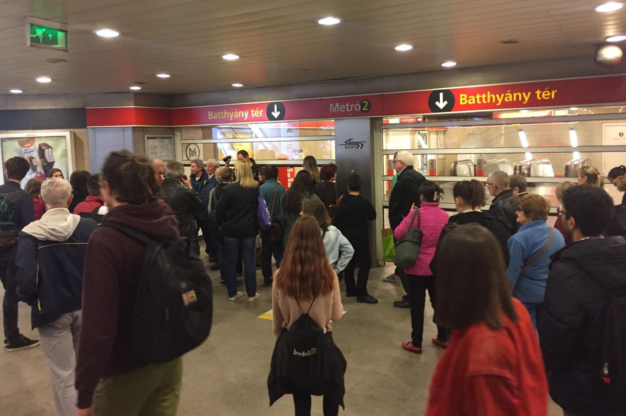 Lerobbant a 2-es metró, pótlóbuszok jártak