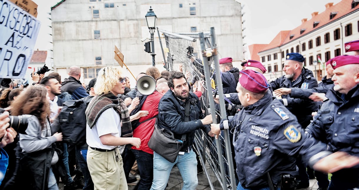 Lefújtak egy tüntető tanárt könnygázzal a rendőrök a Karmelitánál