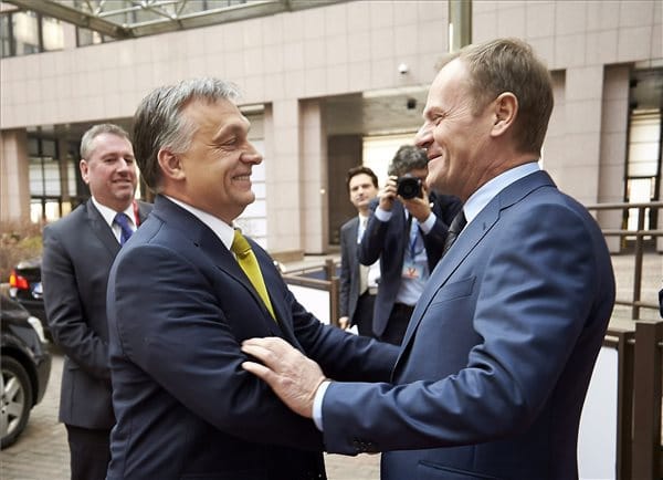 Még hogy a miniszterelnök rosszul kezel! Ezt nézzék!