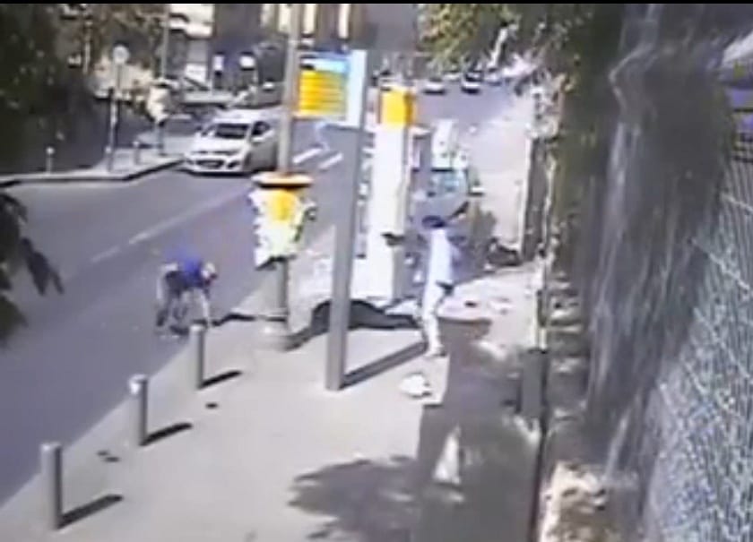 18+ videó: Brutális merényletet rögzített egy utcai kamera Jeruzsálemben