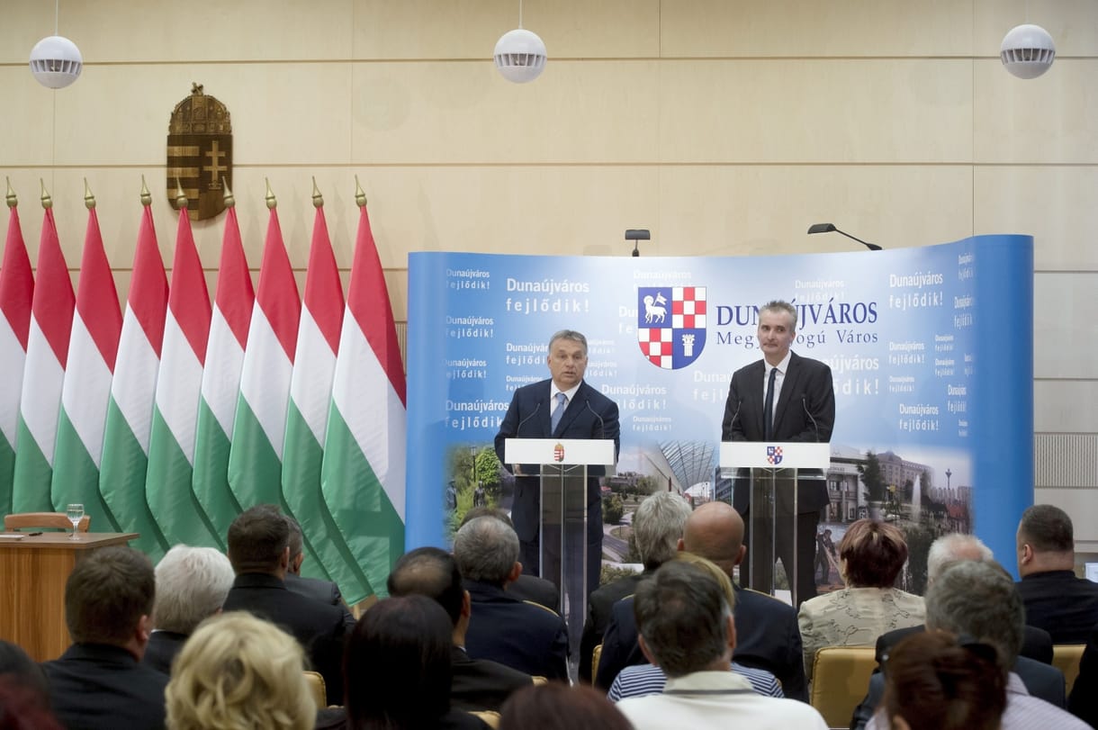 Elektromos buszokat, sportcsarnokot, szállodát ígért Orbán Dunaújvárosnak