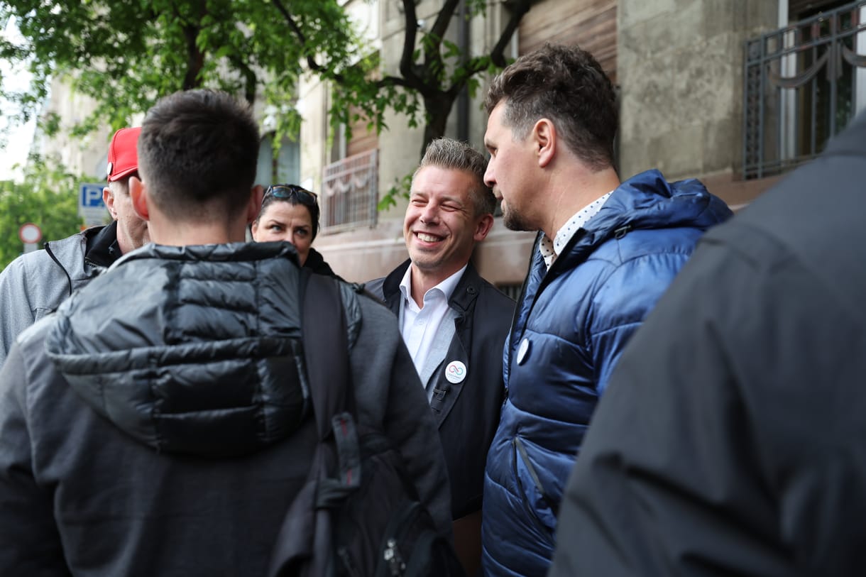 Magyar Pétert Miskolcon is áthúzott nadrágszíjas plakátokkal várják