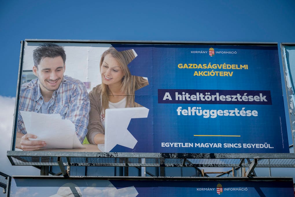 Két hét alatt 336 milliót vert el plakátokra a kormány