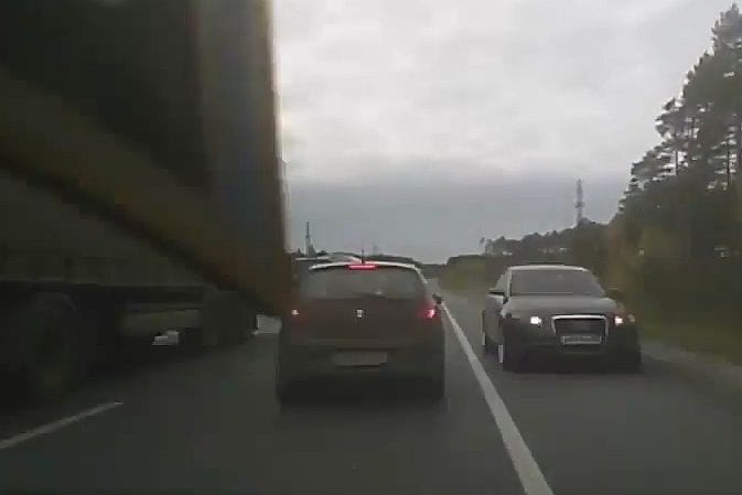 Nagyot mentett a sofőr: ezt a reflexet még a Forma 1-ben is megirigyelnék - videó