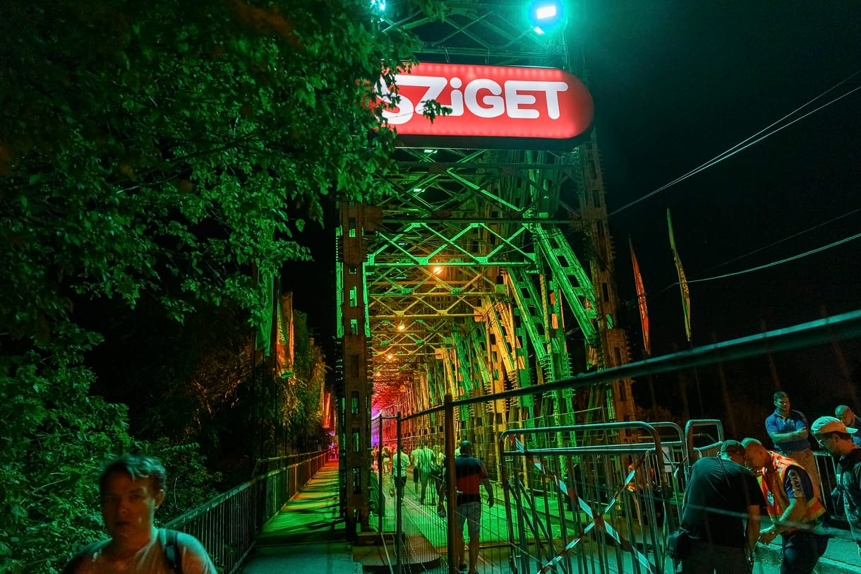 Civil ruhás rendőrnek kínált drogot egy díler a Szigeten