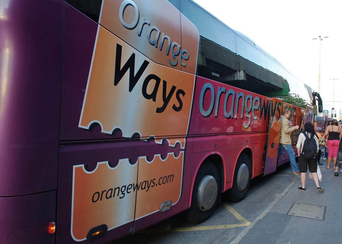 Lopták az üzemanyagot az Orangeways dolgozói