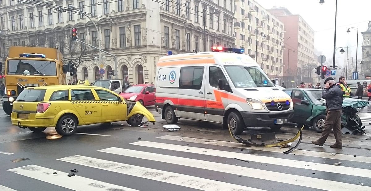 Káosz a körúton: négy jármű karambolozott, de a villamos már jár