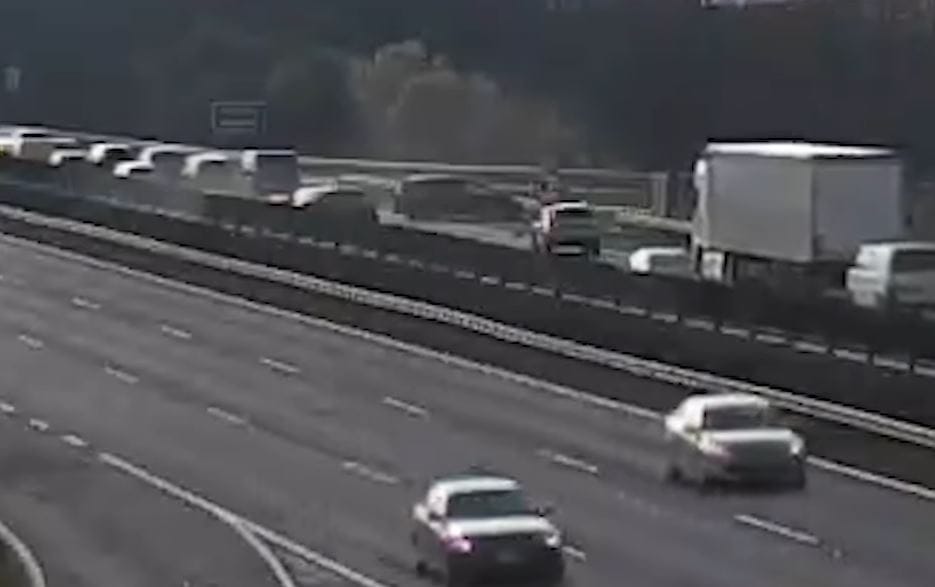 Baleset miatt szinte álló sorba csapódott egy autós az M7-esen – videó