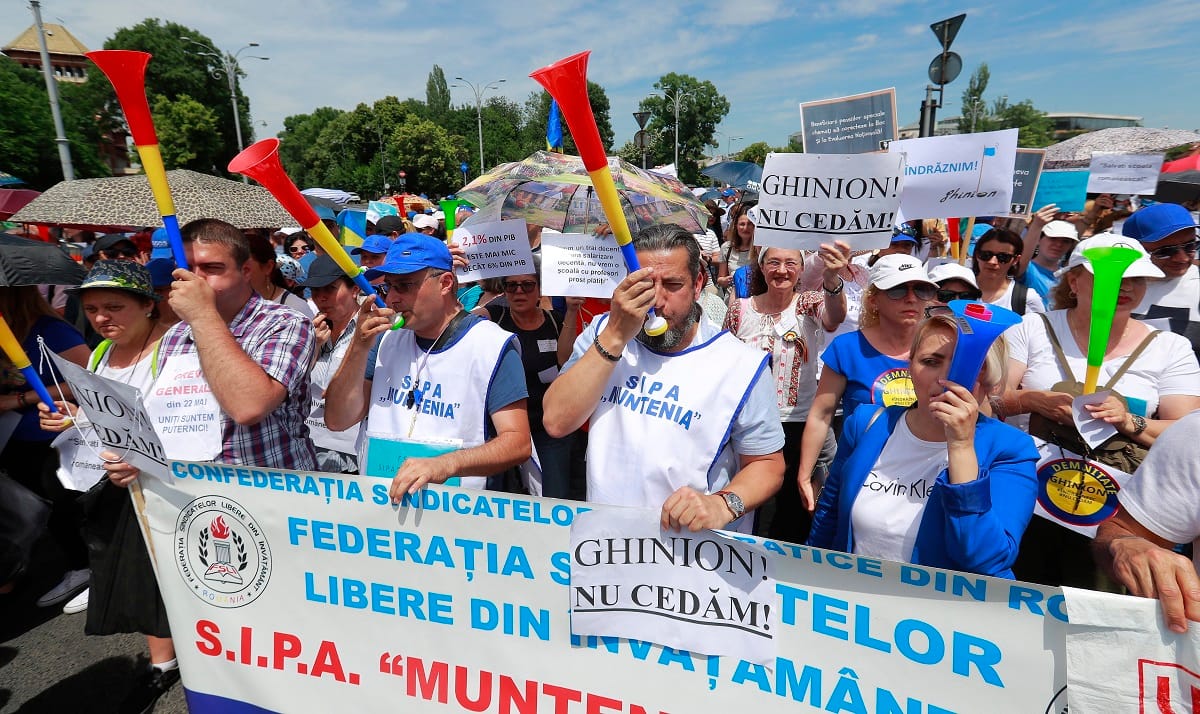 Megegyezett a román kormány a hetek óta sztrájkoló pedagógusokkal