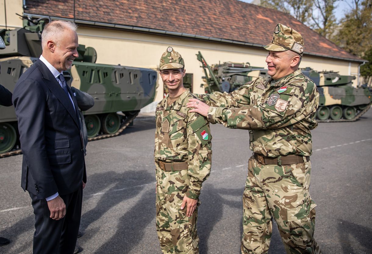 Orbán jobban rajta tartja a szemét a honvédségen, a háború felgyorsította a katonai reformokat