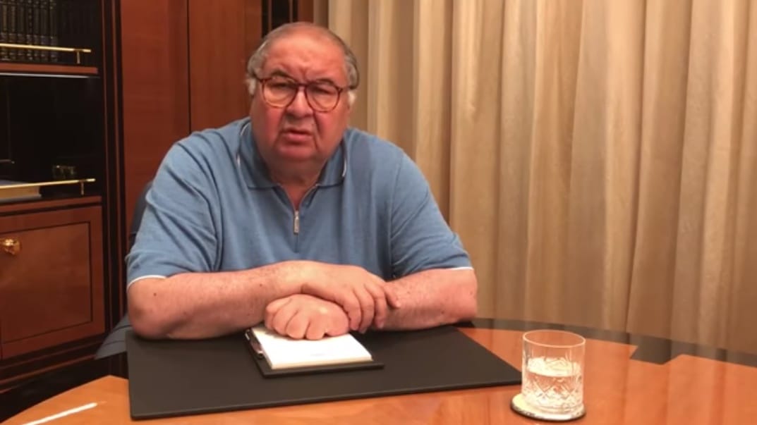 Köpök rád, te bűnöző! – Putyin oligarchája videón ekézi az ellenzék vezérét 
