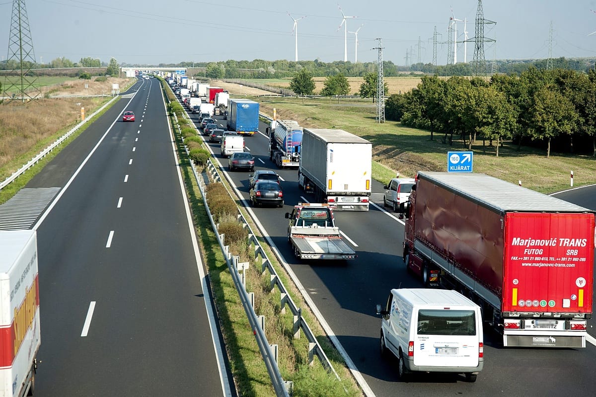 Újra ellenőriznek az osztrákok, kilométeres a torlódás a határon