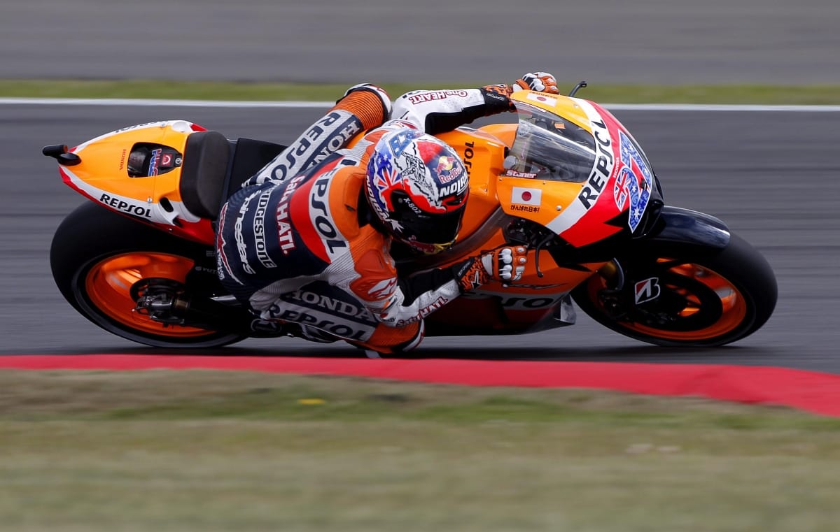 Fotó: egy kanyar, öt motoros a silverstone-i MotoGP-n
