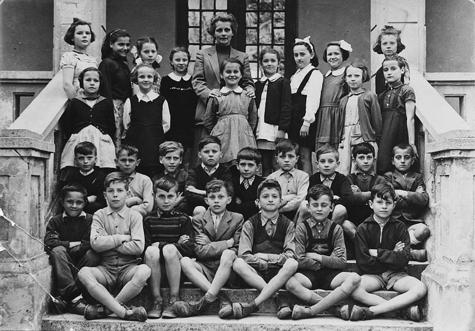 Kiss Noémi: Szoknya, lakkcipő, menzaszag