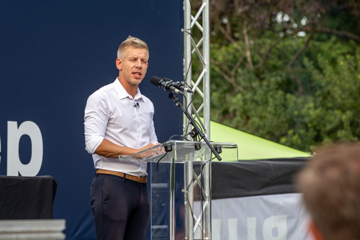 Magyar Péter: Az illegális migráció nem alapjog, a határkerítés kell