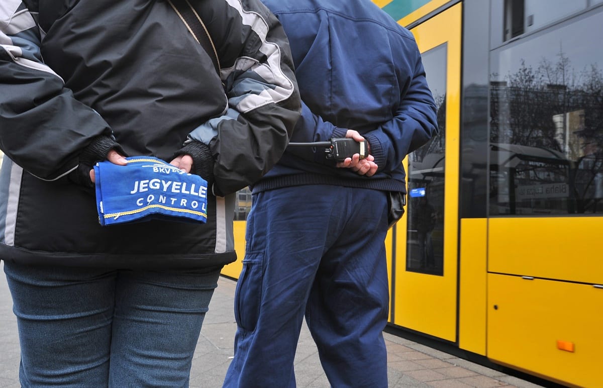 Villamosmegállóban iszogattak, elkapták őket a rendőrök