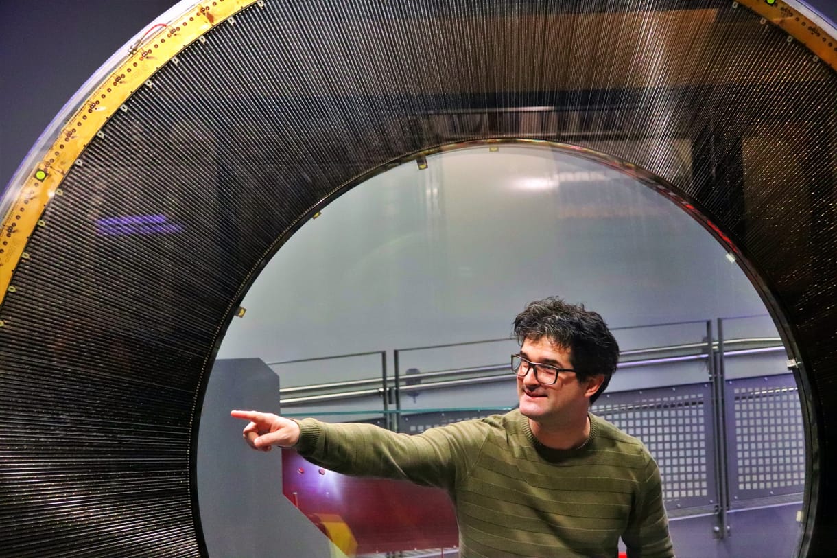 A magyar tudós, aki Debrecenből segít pénzt keresni a CERN-nek – interjú Ujvári Balázzsal