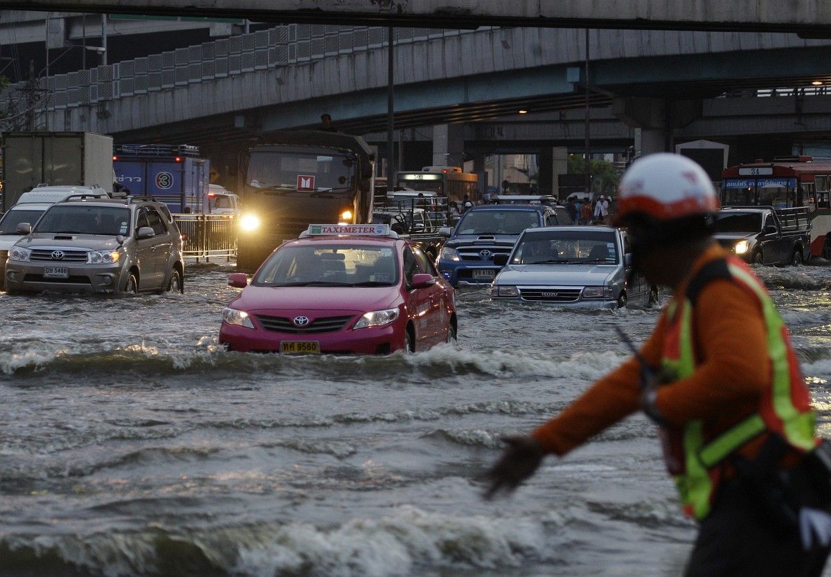 Fotók: Bangkok szíve felé hömpölyög az ár