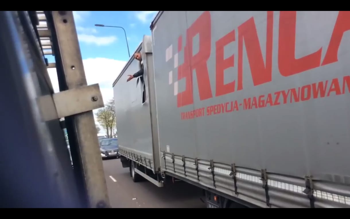 Angliában mászik ki a kamion ponyváján a menekült, videó