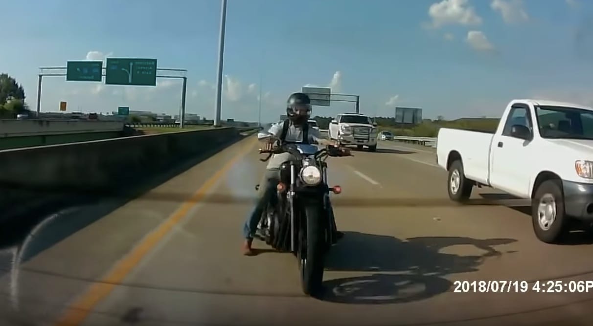 Későn reagált a motoros, nekicsapódott a Ford Focus hátuljának – videó
