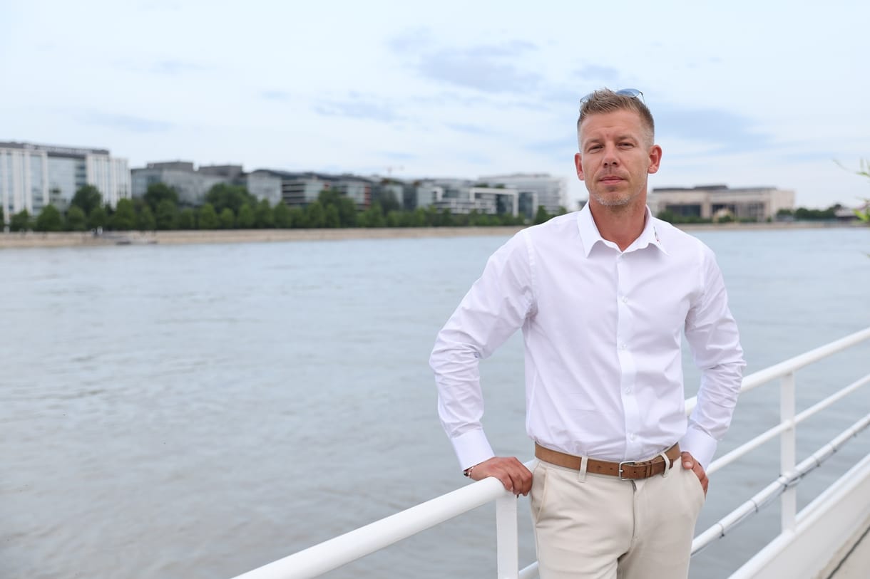 Magyar Péter a tanárok béréhez kötné a miniszterek fizetését