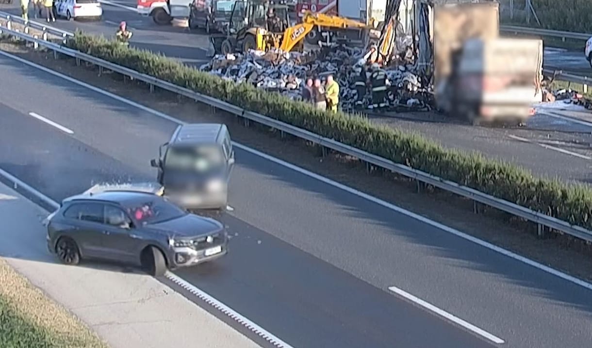 Előbb csak fantomdugót, majd karambolt okoztak az autósok, akik egy balesetnél bámészkodtak – videó