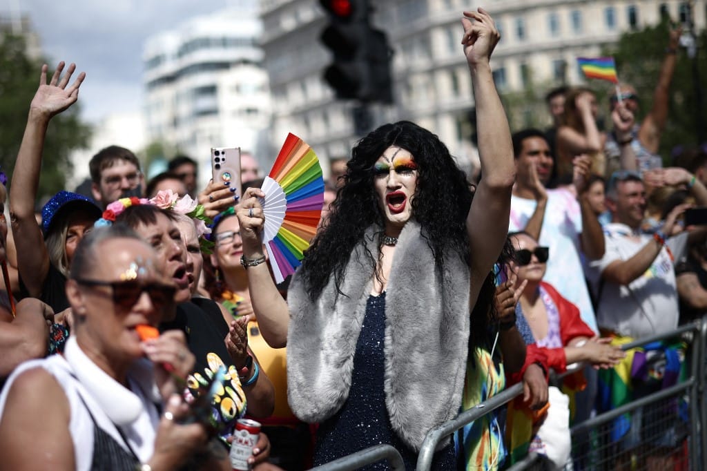 Pride londoni módra: százezrek, a polgármester és állami intézmények részvételével