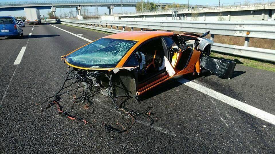 Felismerhetetlenre törött egy limitált szériás Lamborghini Aventador