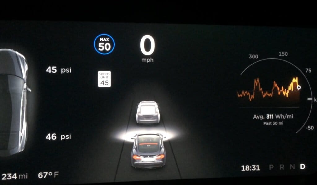 A Holdat nézte sárga lámpának a Tesla Autopilot - videó