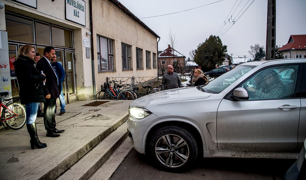 Selmeczi Gabriella szerette volna, ha titokban marad, milyen kocsival érkezett a jászsági fórumra - fotó