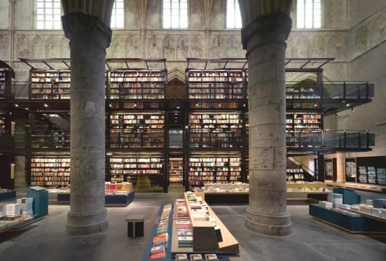 Gótikus templomból könyvesbolt 