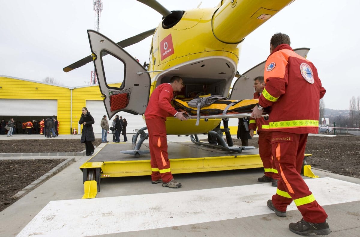 Mentőhelikopter vitte el az M7-esen felborult autó utasait