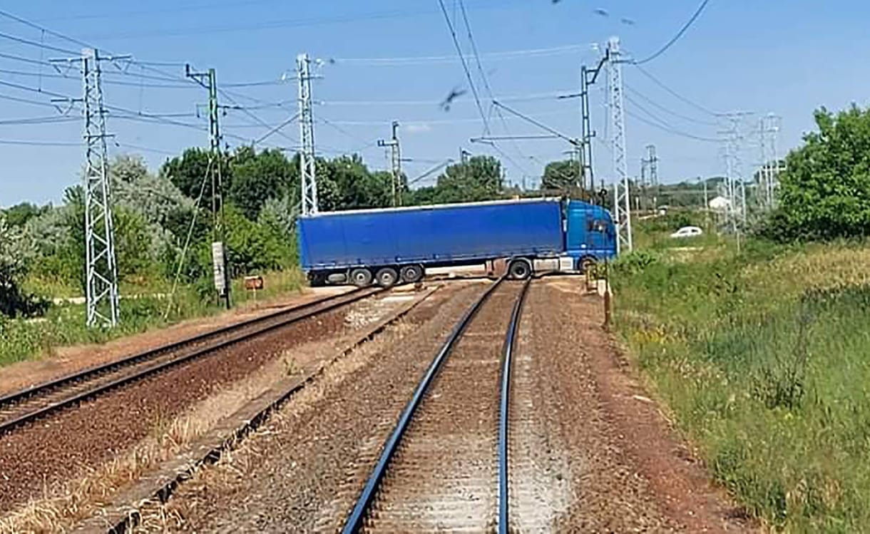 Egy ittas sofőr megpróbált átmenni a síneken a kamionjával